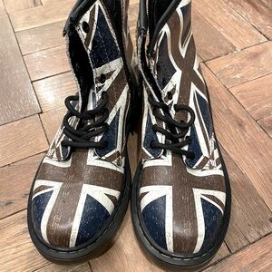Kids Dr. Martens BRITISH FLAG Delaney Sz 1 UK / 2 US UNISEX Dr Martens